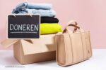 Kleding en tas voor donatie: troep