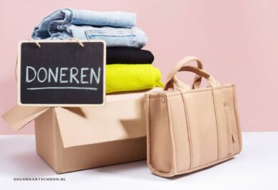 Kleding en tas voor donatie: troep