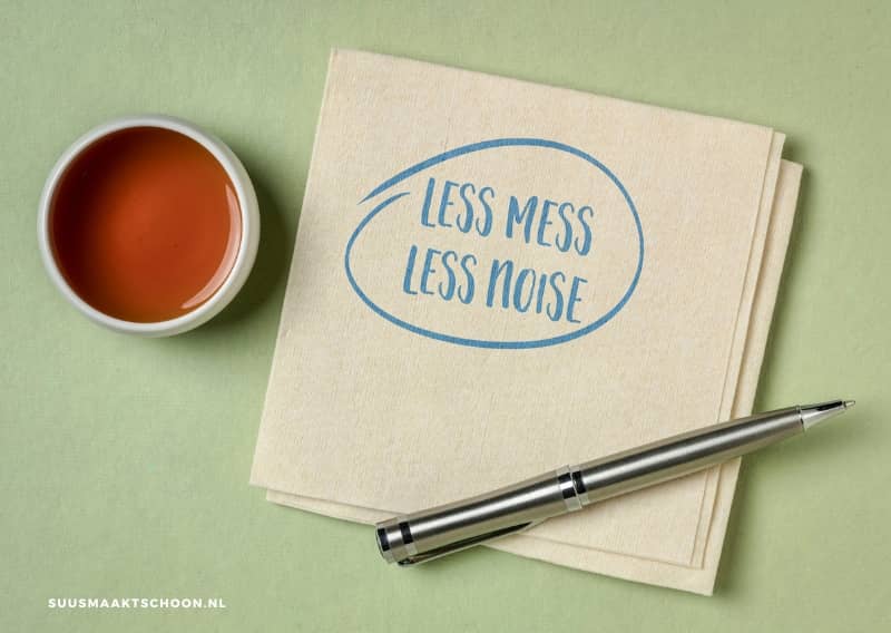 een servet met een pen en een beker vloeistof: opruimwoede