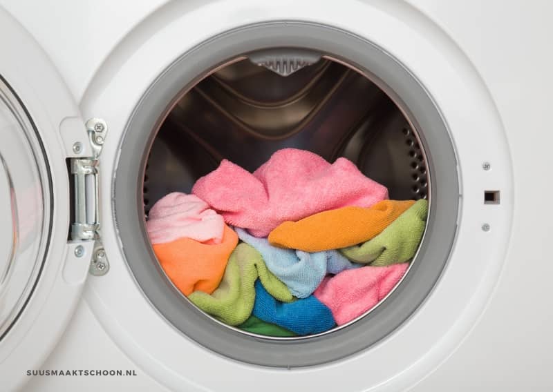 Kleurrijke microvezeldoekjes in wasmachine: schoonmaken met microvezeldoekjes