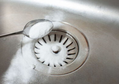 gootsteen ontstoppen met baking soda badkamer schoonmaken met baking soda