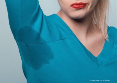 zweetvlekken uit kleding: vrouw met zweetvlek onder haar oksel