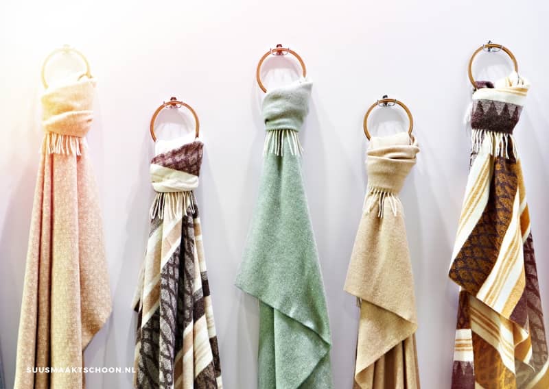 sjaaltjes die aan ringen aan een muur hangen