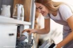 vrouw lachend vaatwasser inruimen
