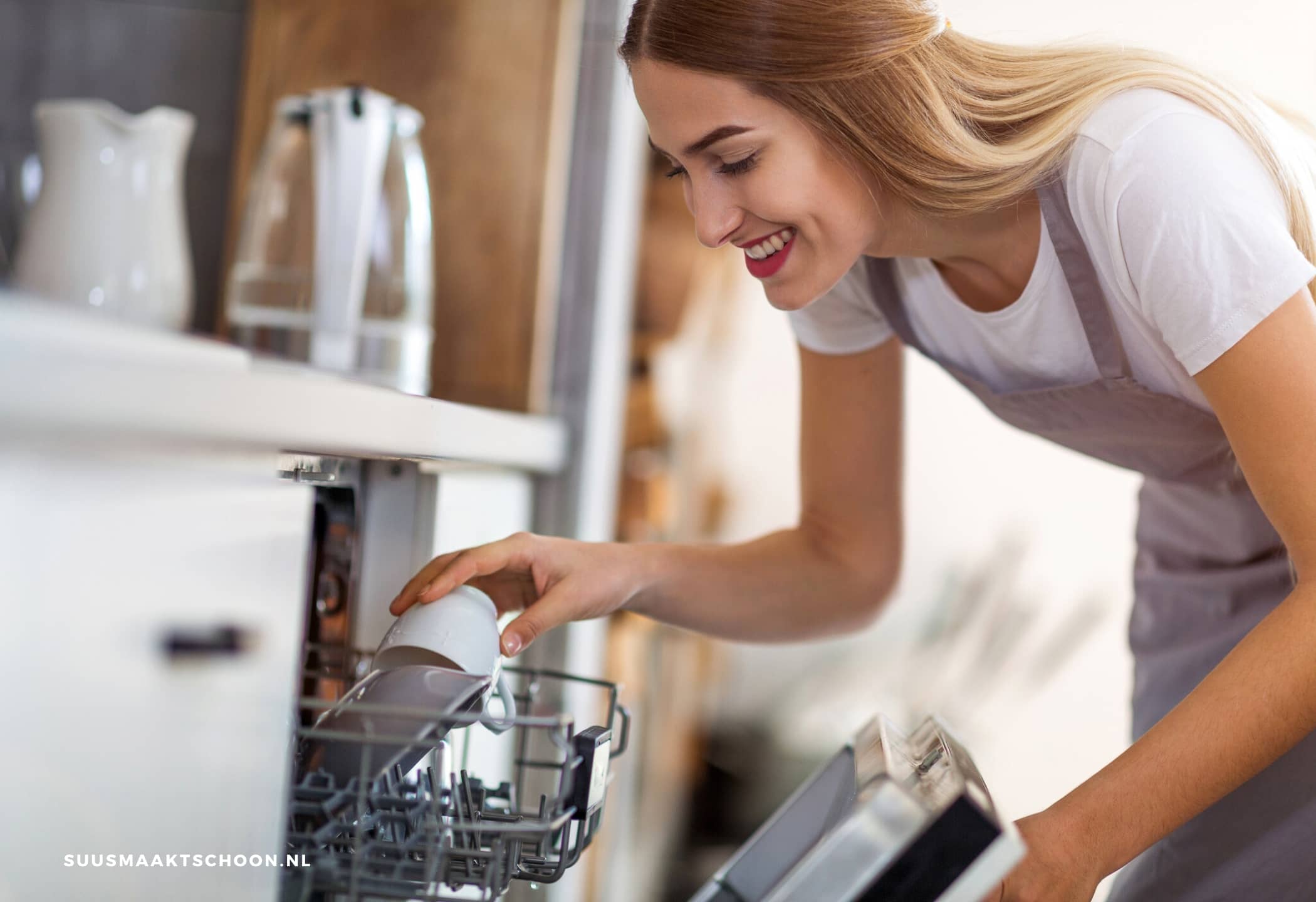 vrouw lachend vaatwasser inruimen