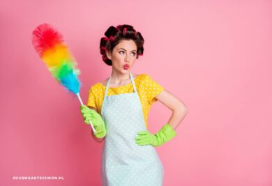 Vrouw in schort met plumeau: stoffig huis
