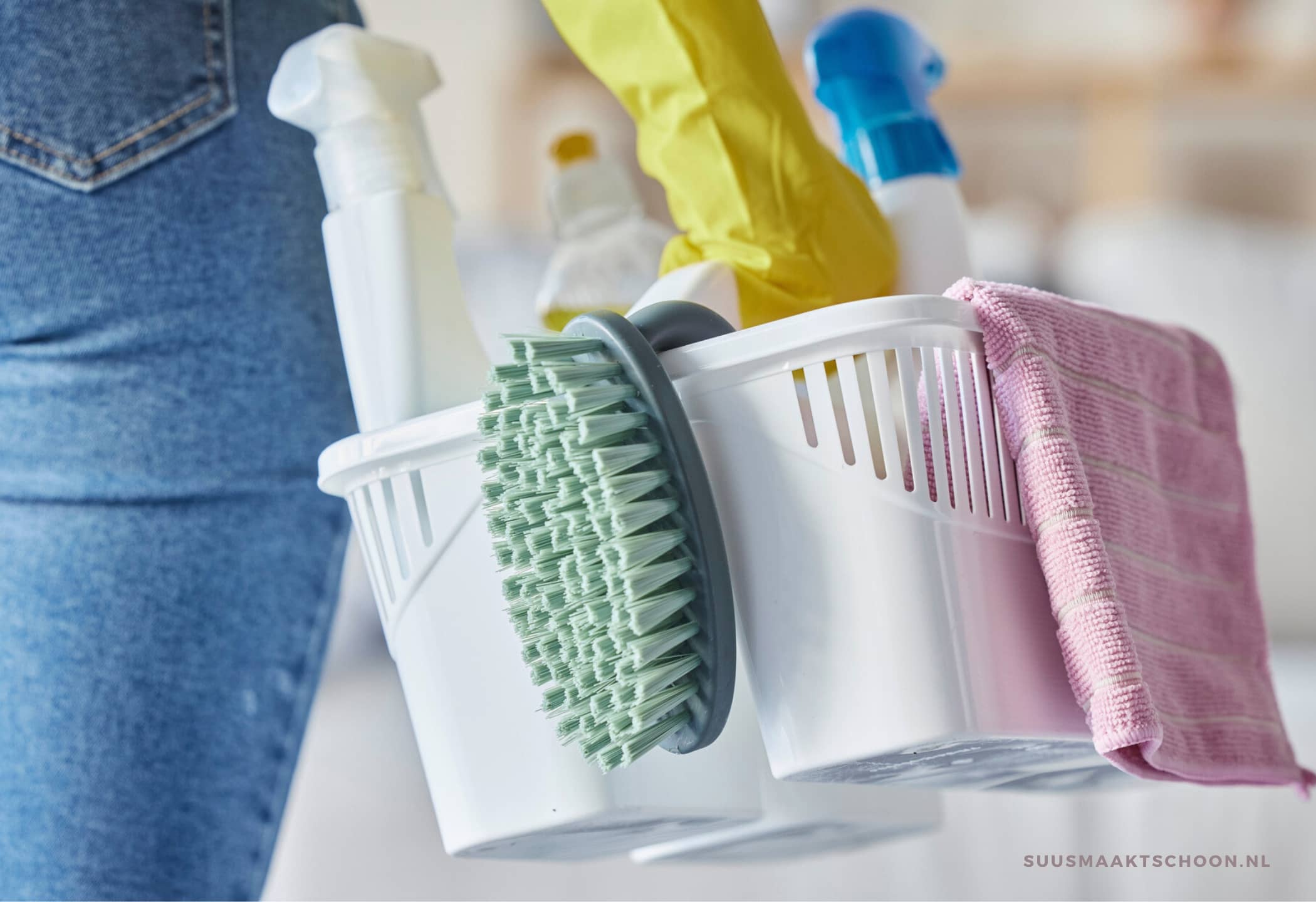 schoonmaakschema: een schoonmaakspullen in een mand