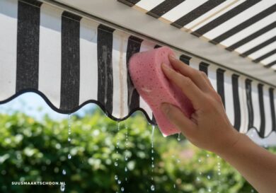 vrouw met roze spons zonnescherm schoonmaken