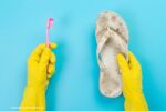 Persoon maakt witte slippers weer wit