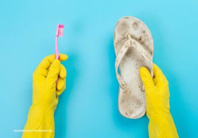 Persoon maakt witte slippers weer wit