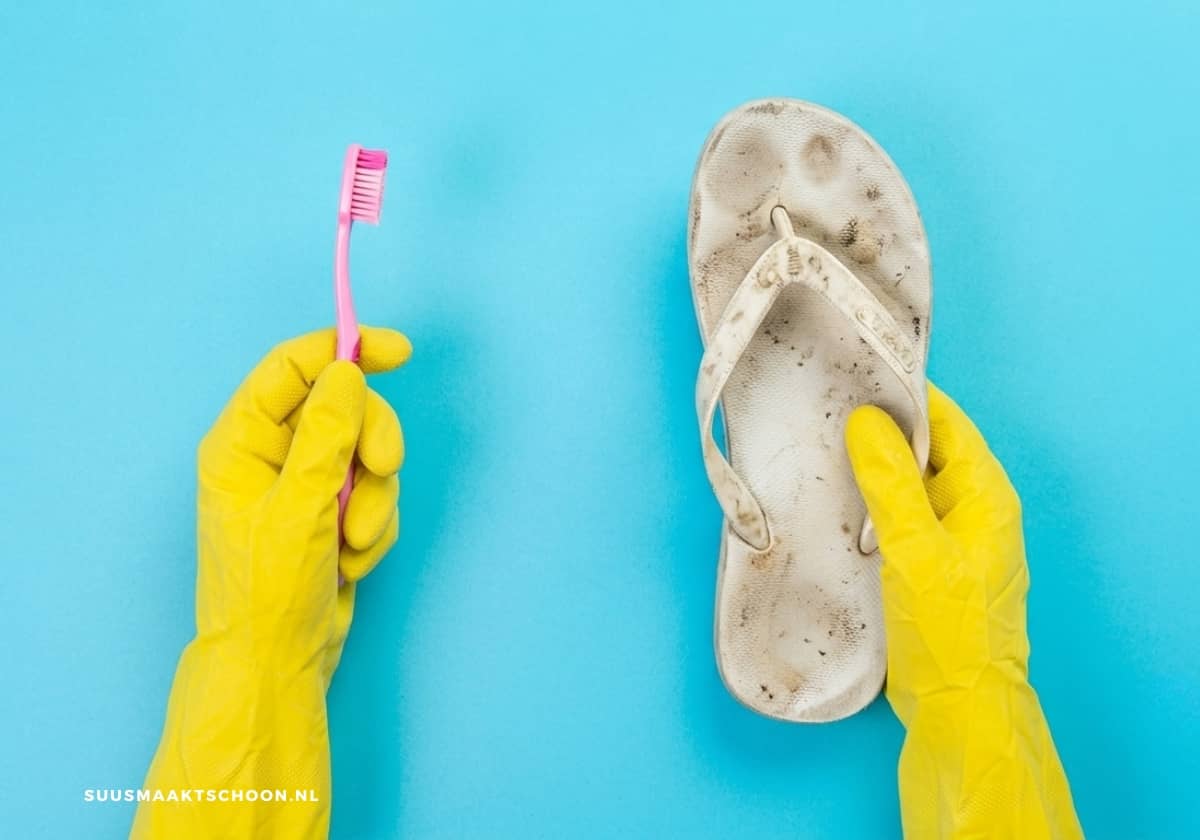 Persoon maakt witte slippers weer wit