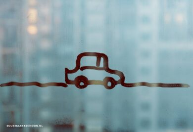 Beslagen autoruiten: raam met condens en auto erop getekend