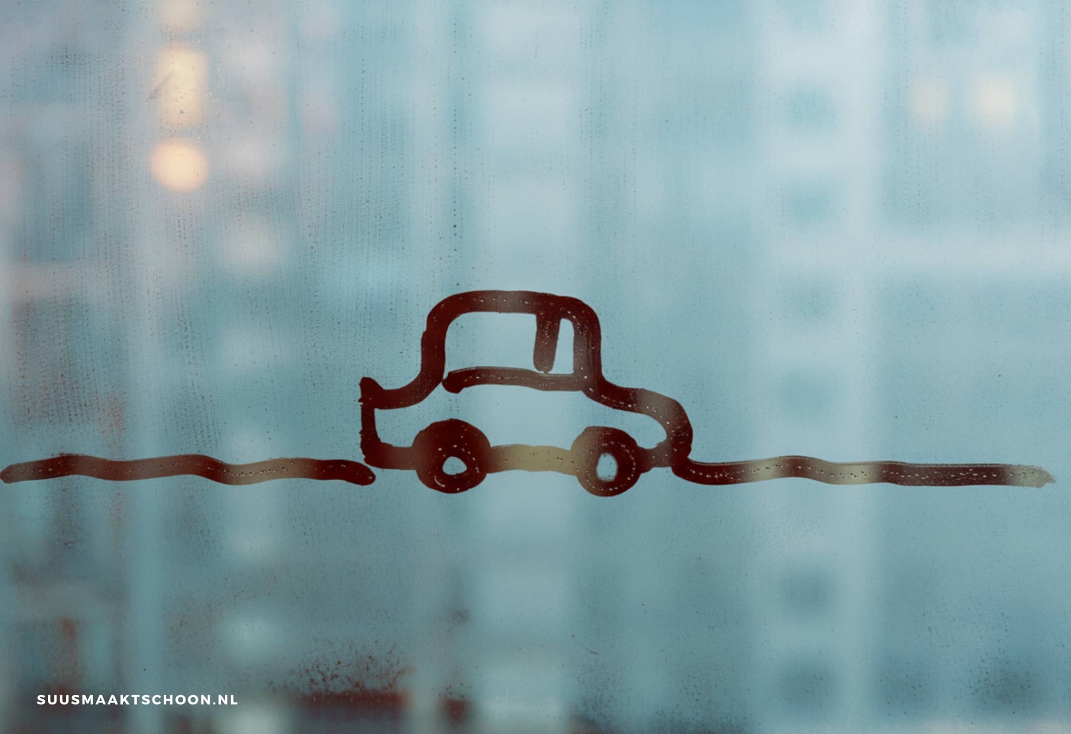 Beslagen autoruiten: raam met condens en auto erop getekend