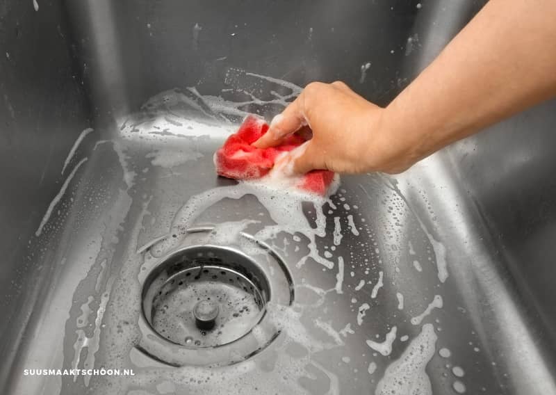 Hoe kun je het beste een gootsteen schoonmaken? Gootsteen schoonmaken met baking soda Gootsteen schoonmaken met azijn