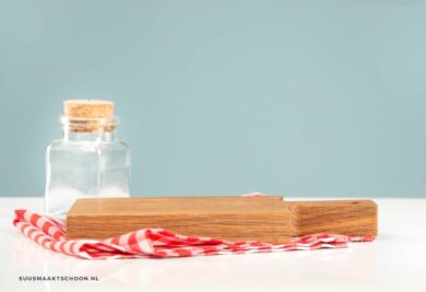 houten snijplank schoonmaken: een snijplank en een pot zout