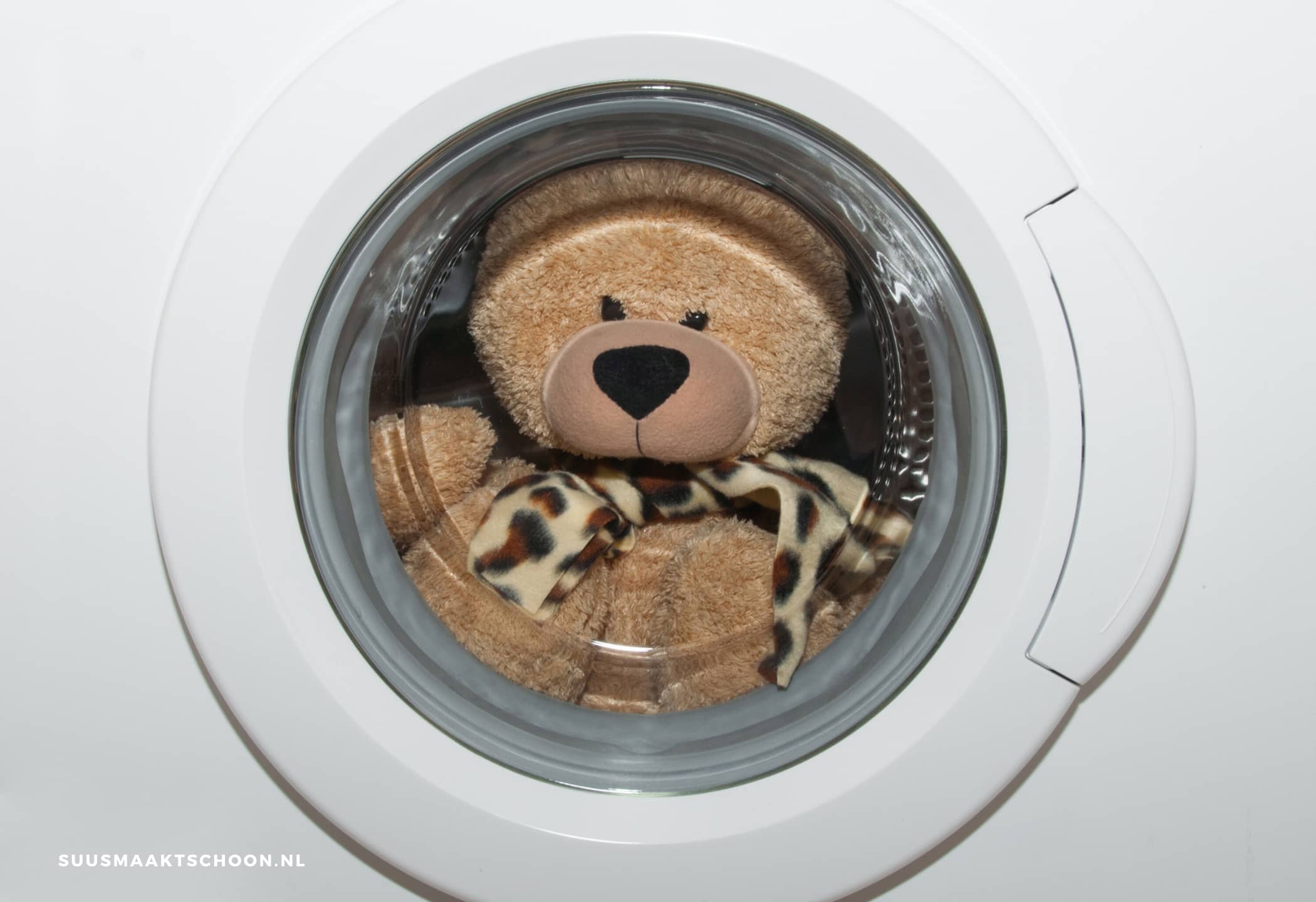 knuffels wassen: een teddybeer in de wasmachine
