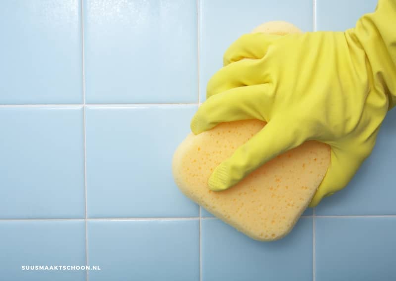 Witte aanslag op badkamertegels voorkomen