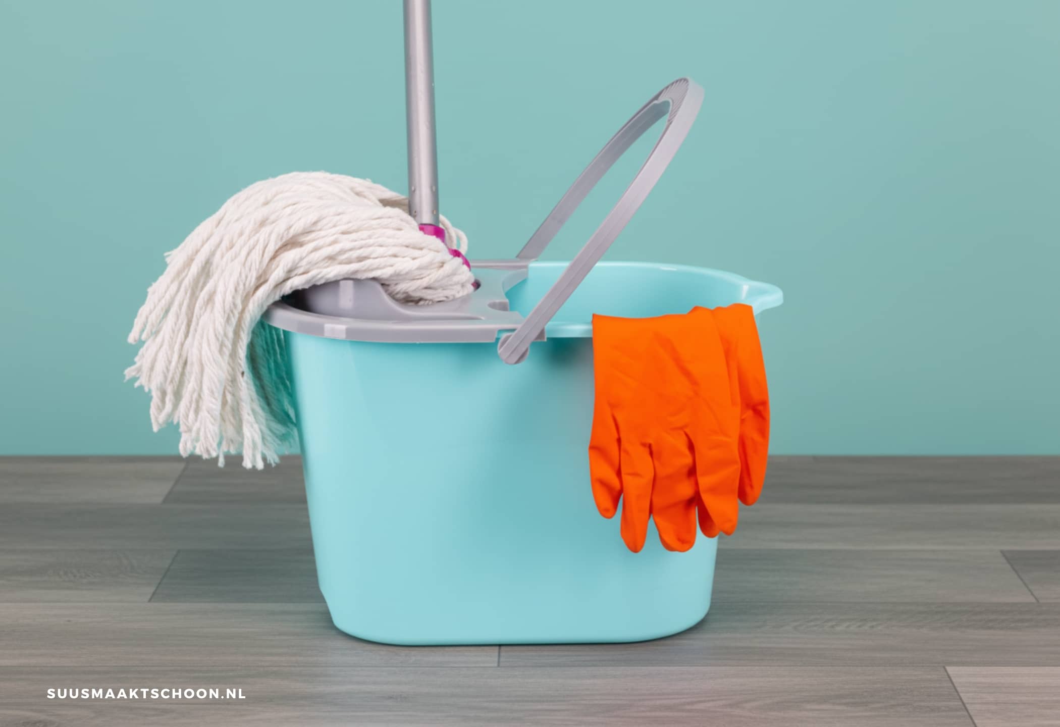 Schoonmaakemmer met dweil en handschoenen: pvc vloer schoonmaken