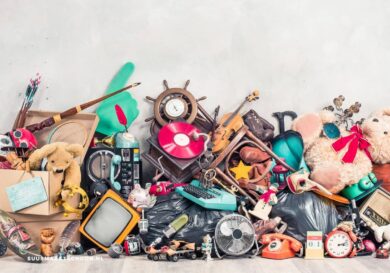 Rommelige verzameling van oude spullen vanwege opruim-dillema