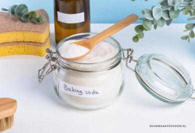 badkamer schoonmaken met baking soda: een glazen pot metbaking soda erin