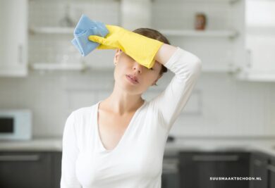 een vrouw met huishoudhandschoenen aan die baalt vanwege schoonmaakhacks die niet werken