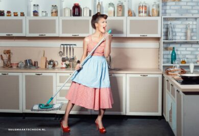 een vrouw uit grootmoeders tijd zingt in een keuken