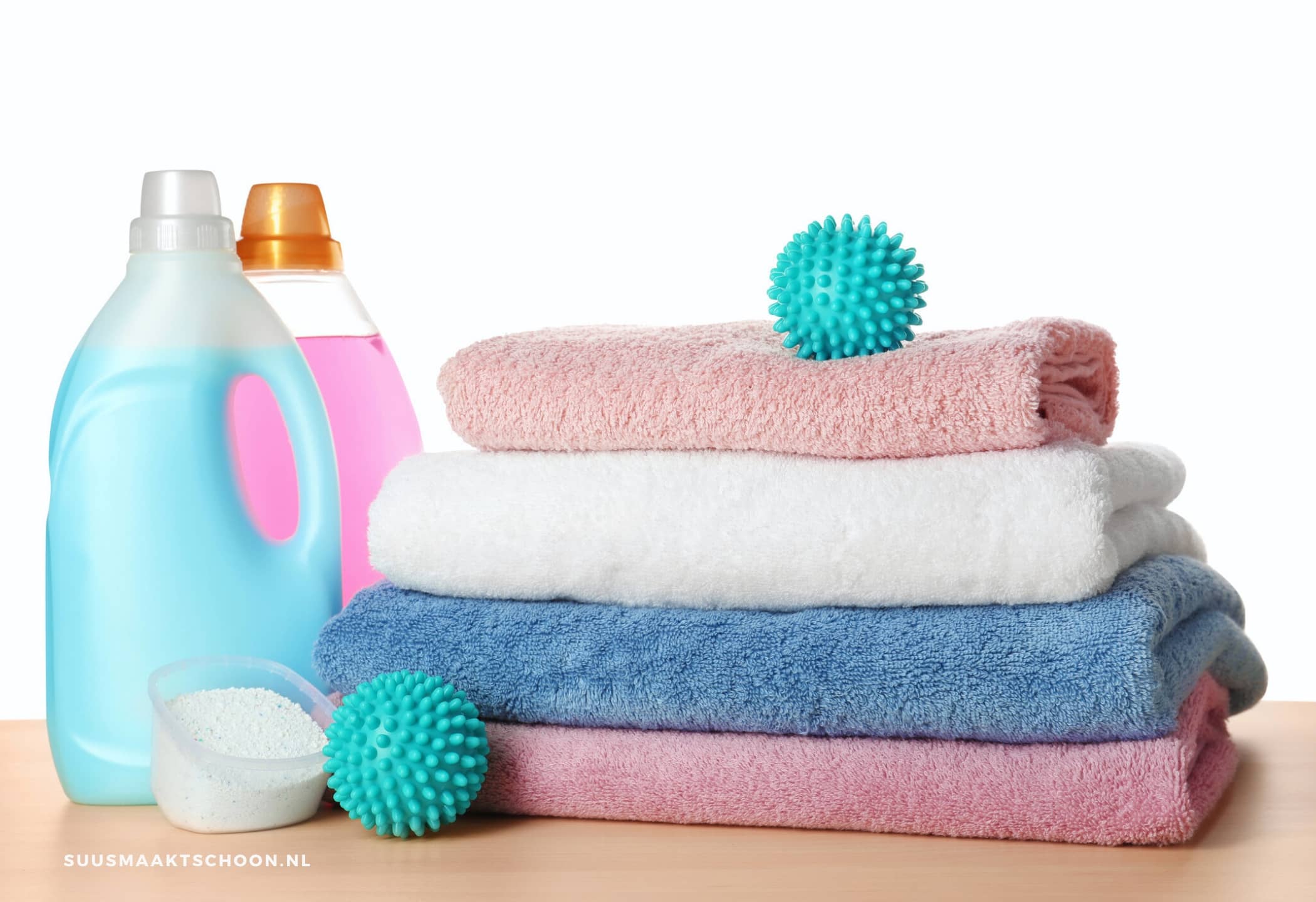Nadelen van wasverzachter: een stapel handdoeken en wasmiddelen, waaronder wasverzachter