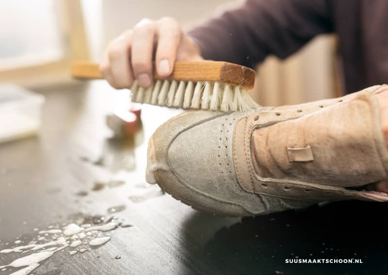 gele zolen weer wit: persoon borstels schoenzolen schoon