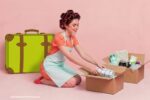 Vrouw pakt dozen voor vakantie.