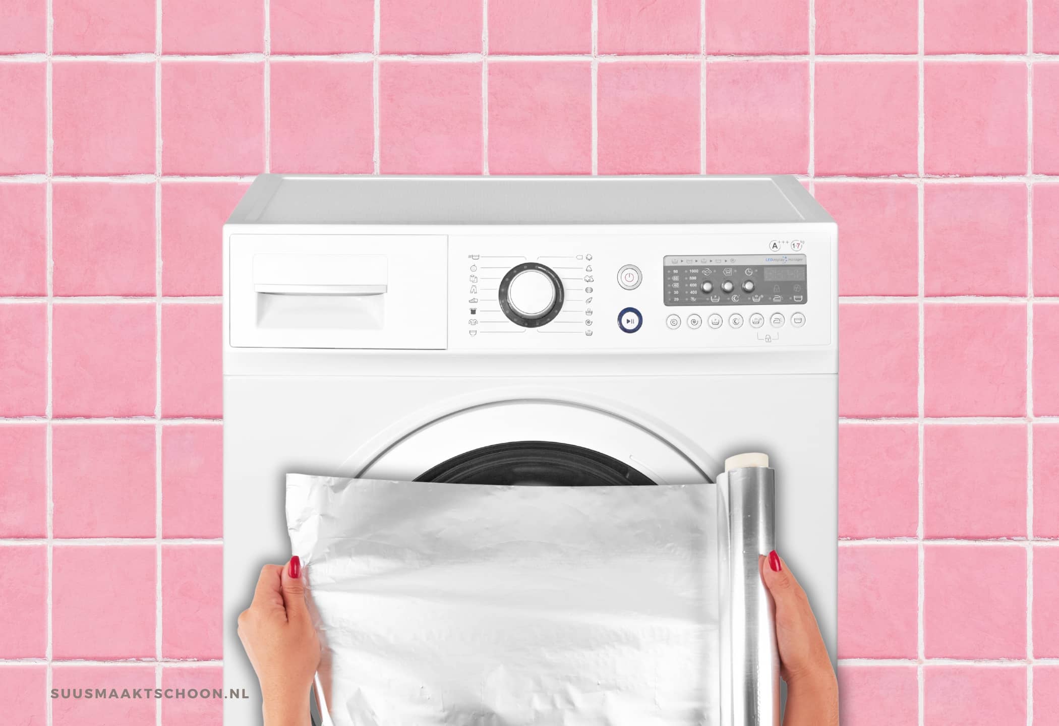 aluminiumfolie in de wasmachine: vrouw met aluminiumfolie uitgerold in haar handen, voor een wasmachine