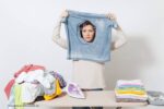Kreukels uit kleding: een vrouw met een gat in haar shirt, veroorzaakt door een strijkijzer