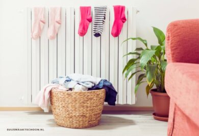 was drogen in de winter: sokken op de verwarming