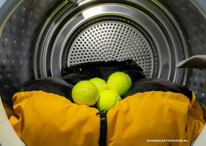 donsjas wassen met tennisballen in de droger