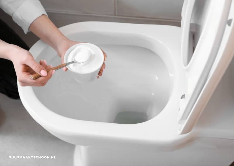 Gele aanslag op wc-bril verwijderen met baking soda en citroen