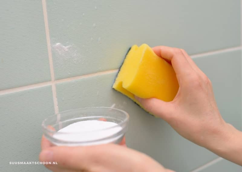 goedkope schoonmaaktips: voegen badkamer schoonmaken met baking soda