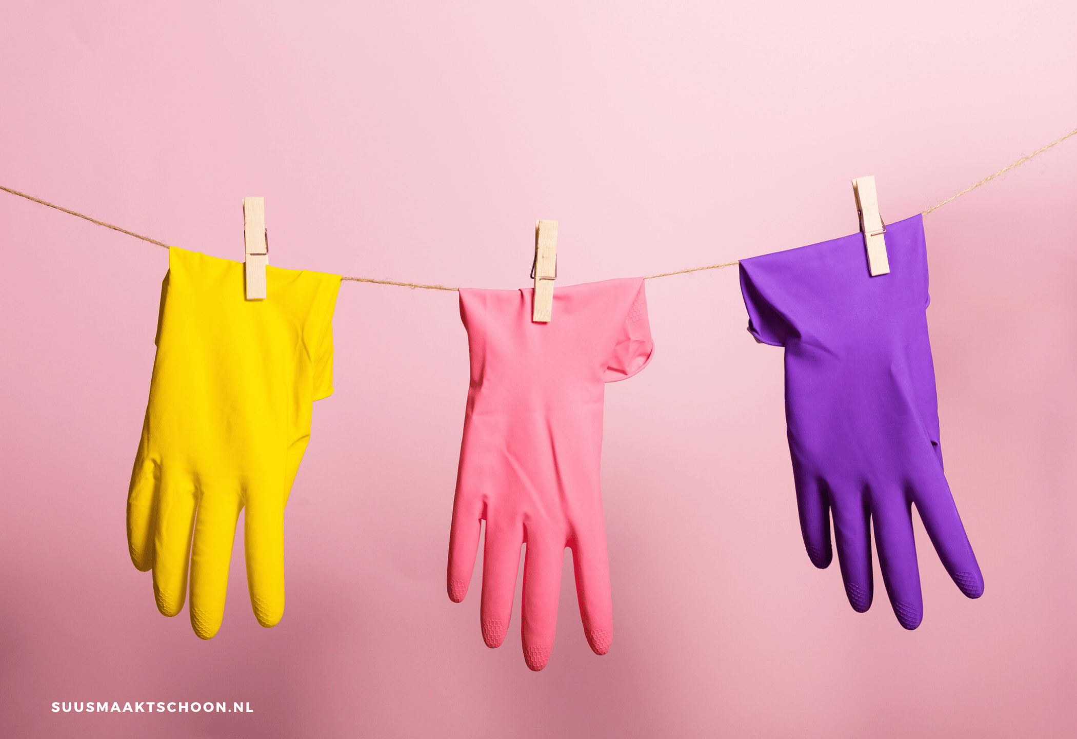een schoon huis maakt gelukkig: huishoudhandschoenen aan de waslijn