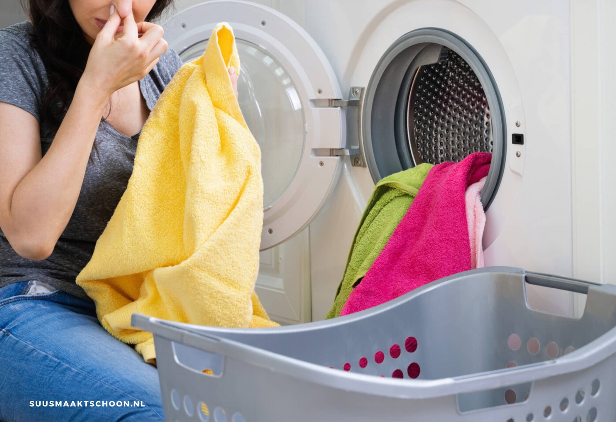 wasgoed en wasmachine stinkt, vrouw knijpt neus dicht