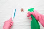 persoon maakt matras met bloedvlekken schoon