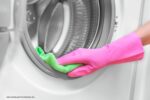 persoon maakt rubber va de wasmachine schoon