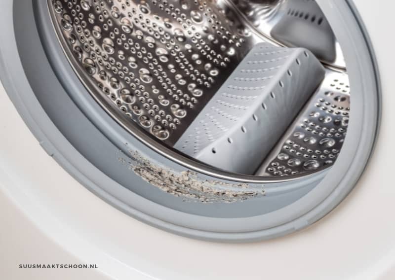 rubber van de wasmachine met vieze smurrie