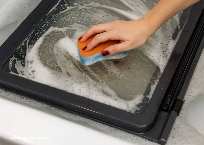 vrouw ovenruit schoonmaken in bad