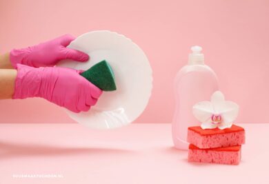 afwassen met koud water: een persoon met een spons en een bord