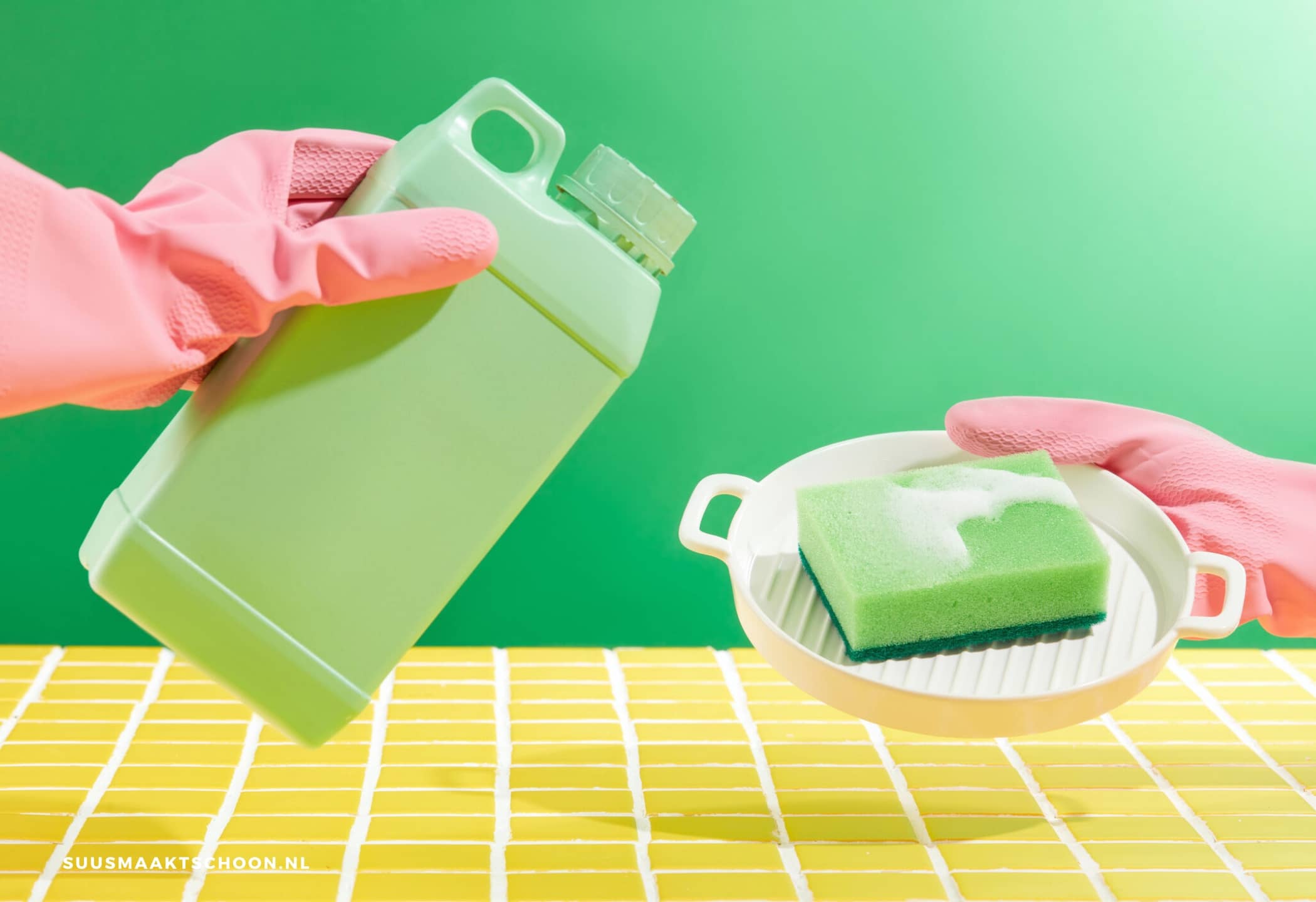 Brandschoon huis: een hand met een fles vloeistof en een vaatwasspons