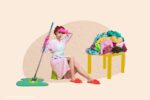 Geen zin in schoonmaken: een vrouw op een stoel met een dweil en een stapel kleren