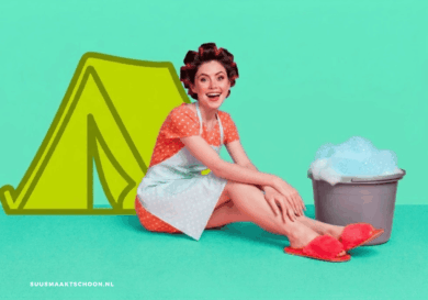 Vrouw met schort en emmer met sop, achter haar een tent