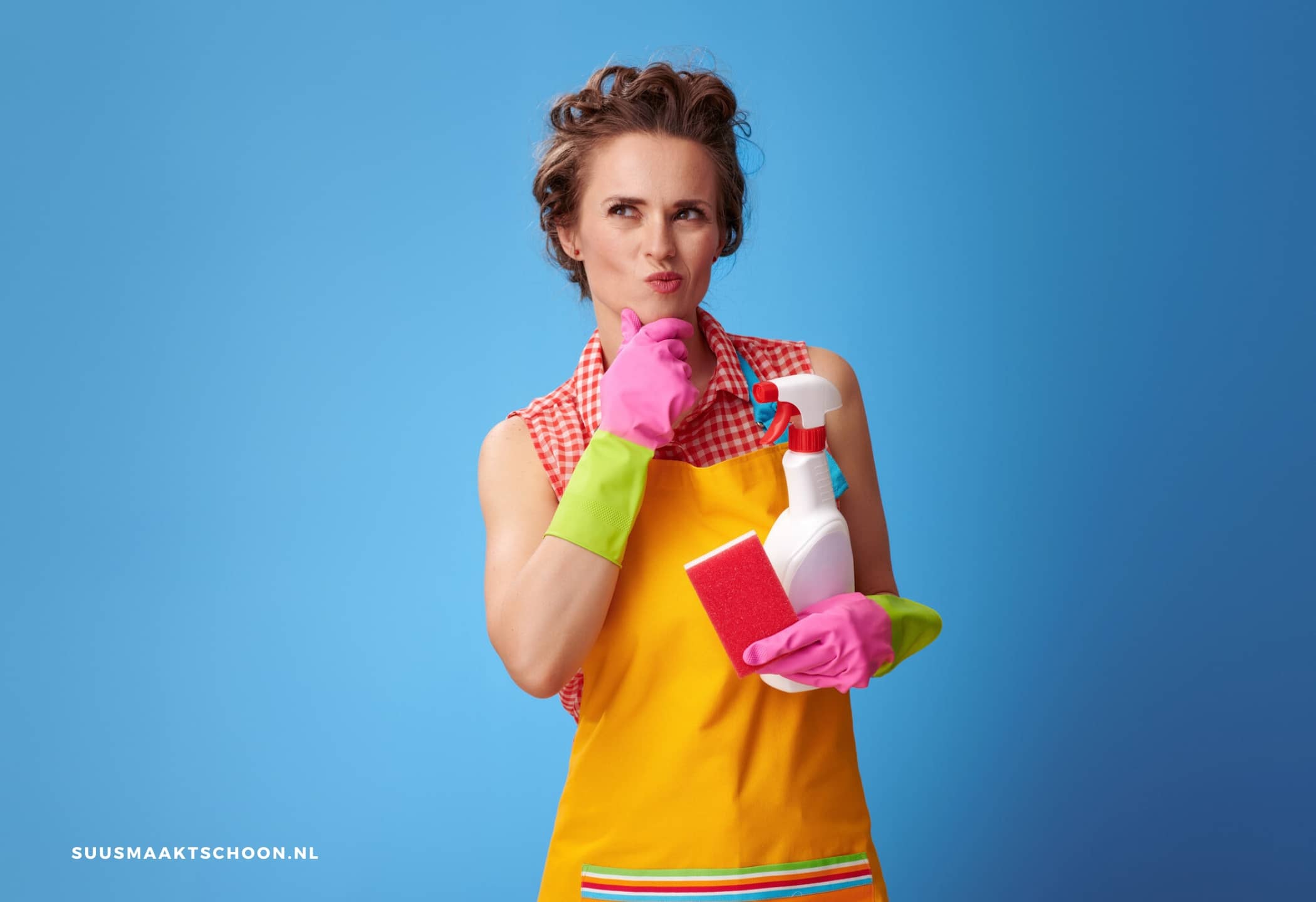 een vrouw met een geel schort en roze handschoenen die een spuitfles en spons vasthoudt: vies huis