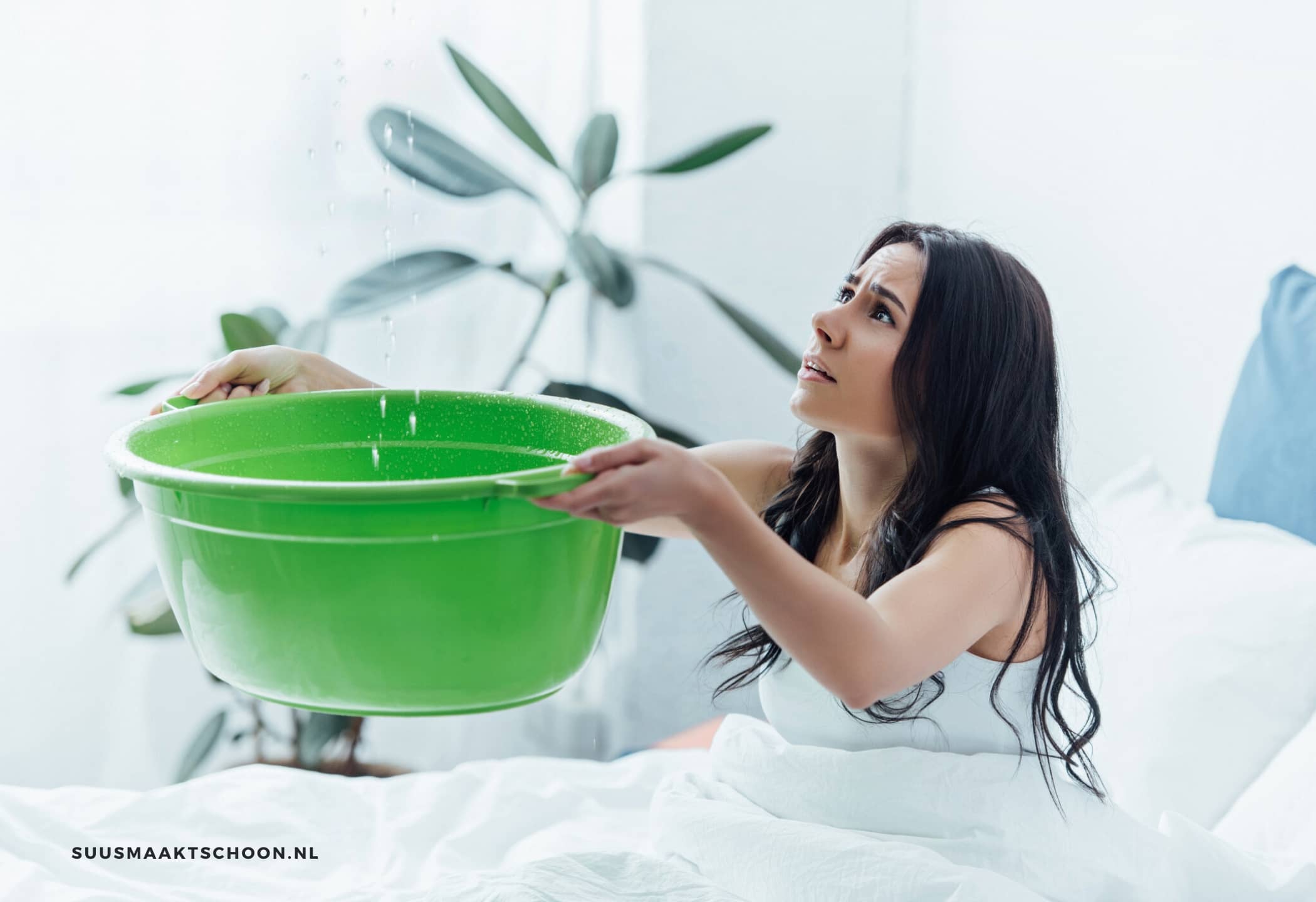 Vrouw met groene emmer in bed.