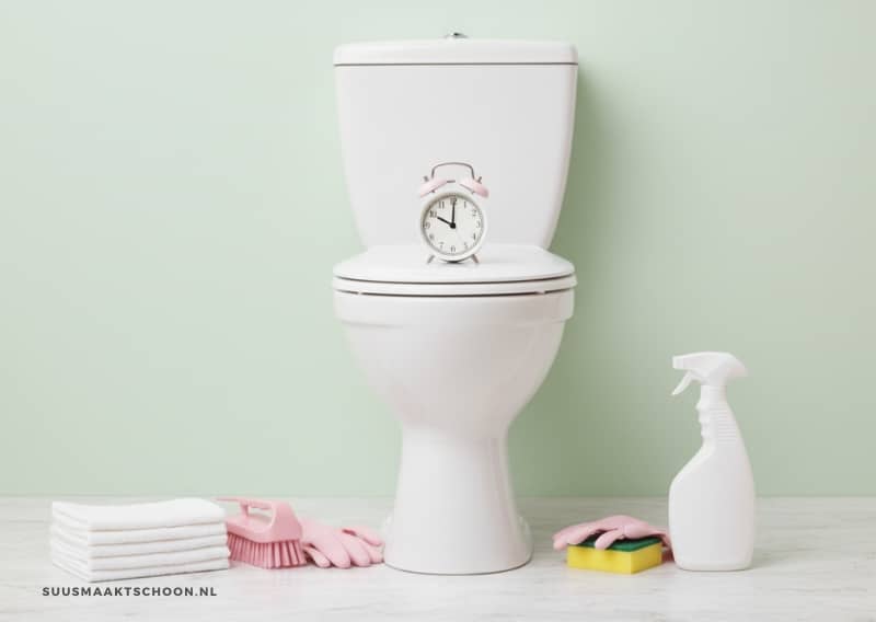 Witte toilet met schoonmaakspullen: in 1 minuut schoonmaken