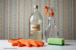 zelf schoonmaakmiddel maken: Azijn, spons en schoonmaakmiddelen.