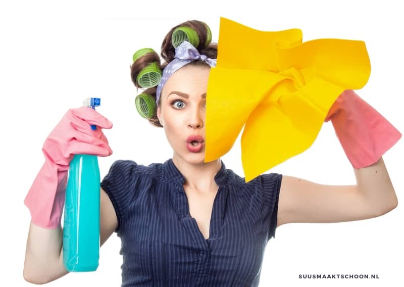 Verraste vrouw met schoonmaakdoek en sprayfles als speelse illustratie bij advies over schoonmaken met water en welke spullen je beter niet met water reinigt.